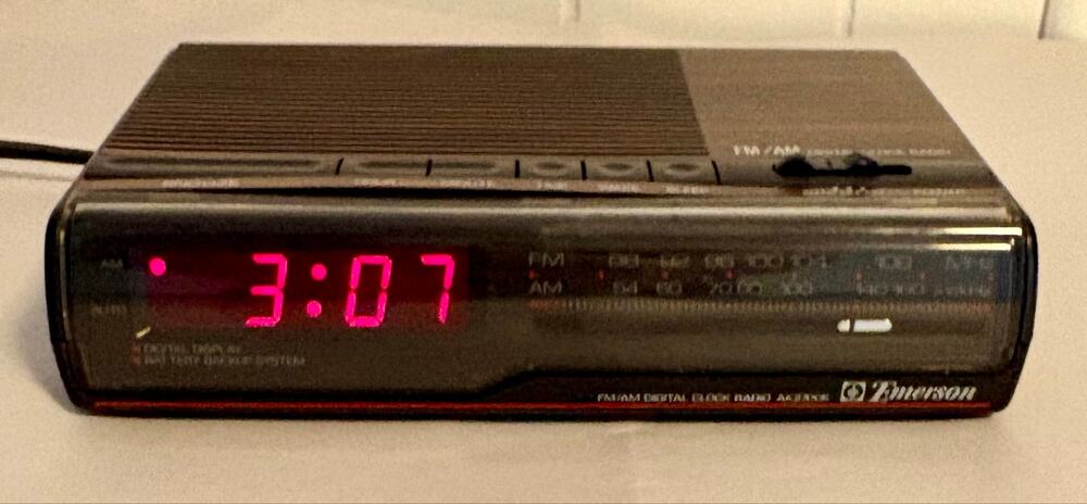 VTG Emerson Woodgrain AM/FM Digital Alarm Clock Radio #AK2700K- Tested